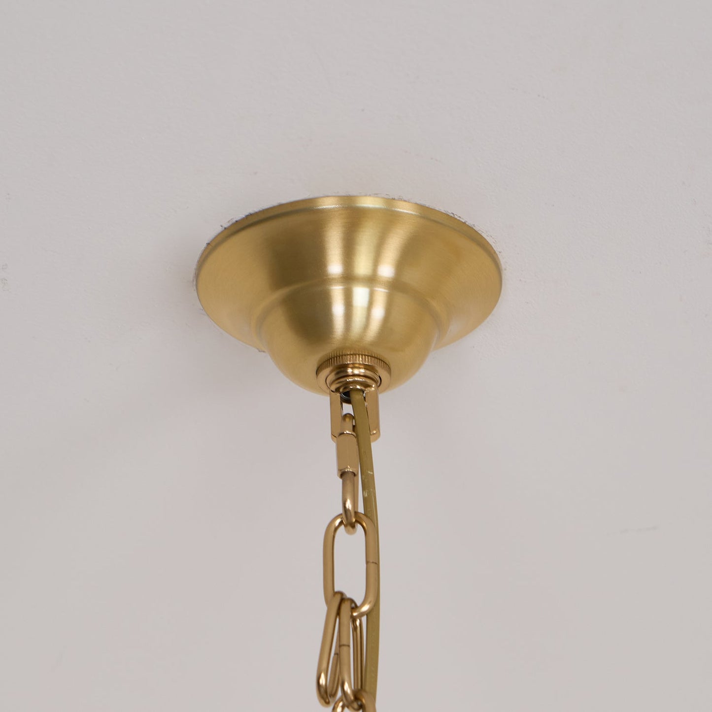 Sophie Chandelier, elegant, aus Messing und dunklem Holz mit Stoffschirmen
