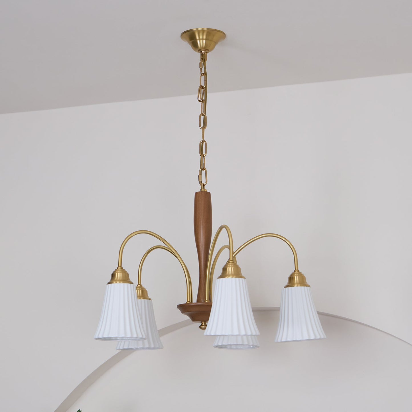 Sophie Chandelier, elegant, aus Messing und dunklem Holz mit Stoffschirmen
