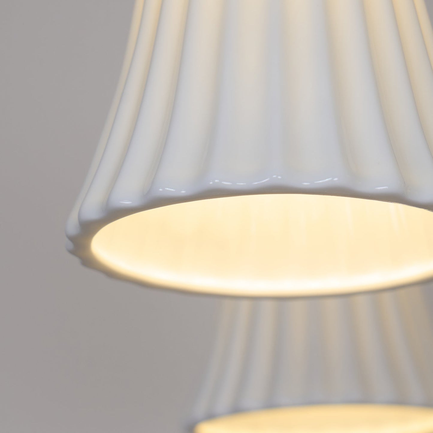 Sophie Chandelier, elegant, aus Messing und dunklem Holz mit Stoffschirmen