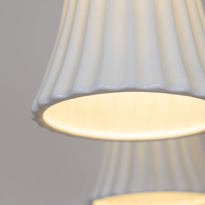 Sophie Chandelier, elegant, aus Messing und dunklem Holz mit Stoffschirmen