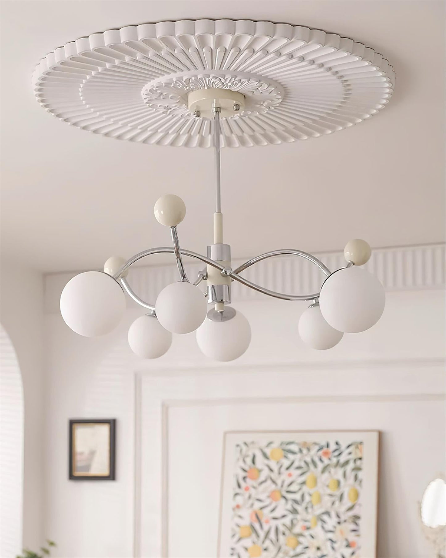 Juliette Chandelier, moderne schwebende mattierte Kugeln mit schlankem Metallrahmen