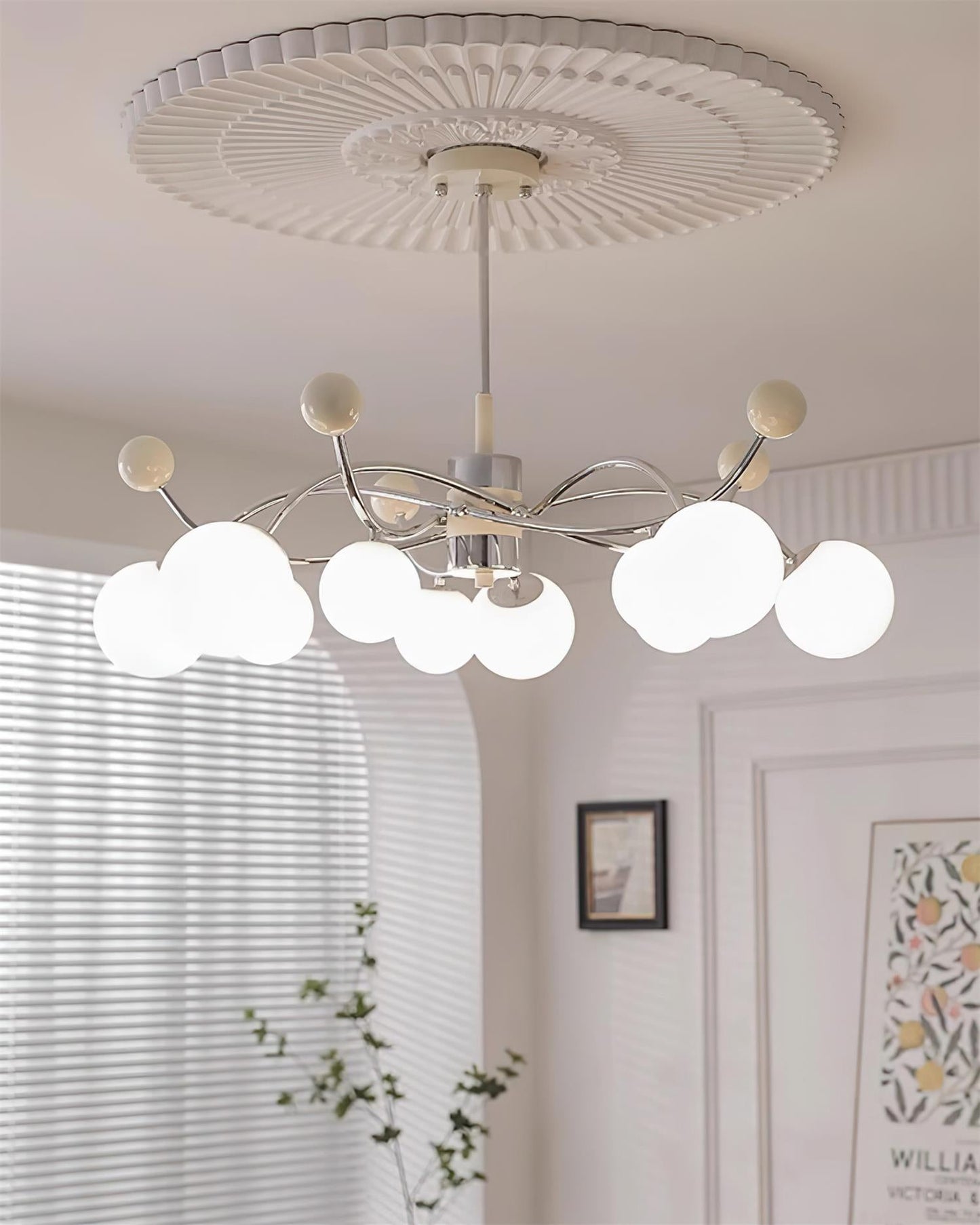 Juliette Chandelier, moderne schwebende mattierte Kugeln mit schlankem Metallrahmen