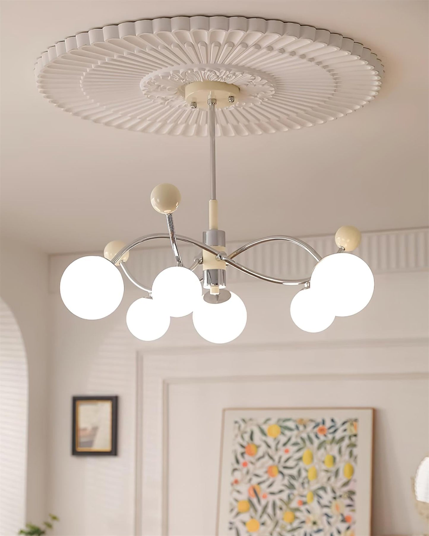 Juliette Chandelier, moderne schwebende mattierte Kugeln mit schlankem Metallrahmen