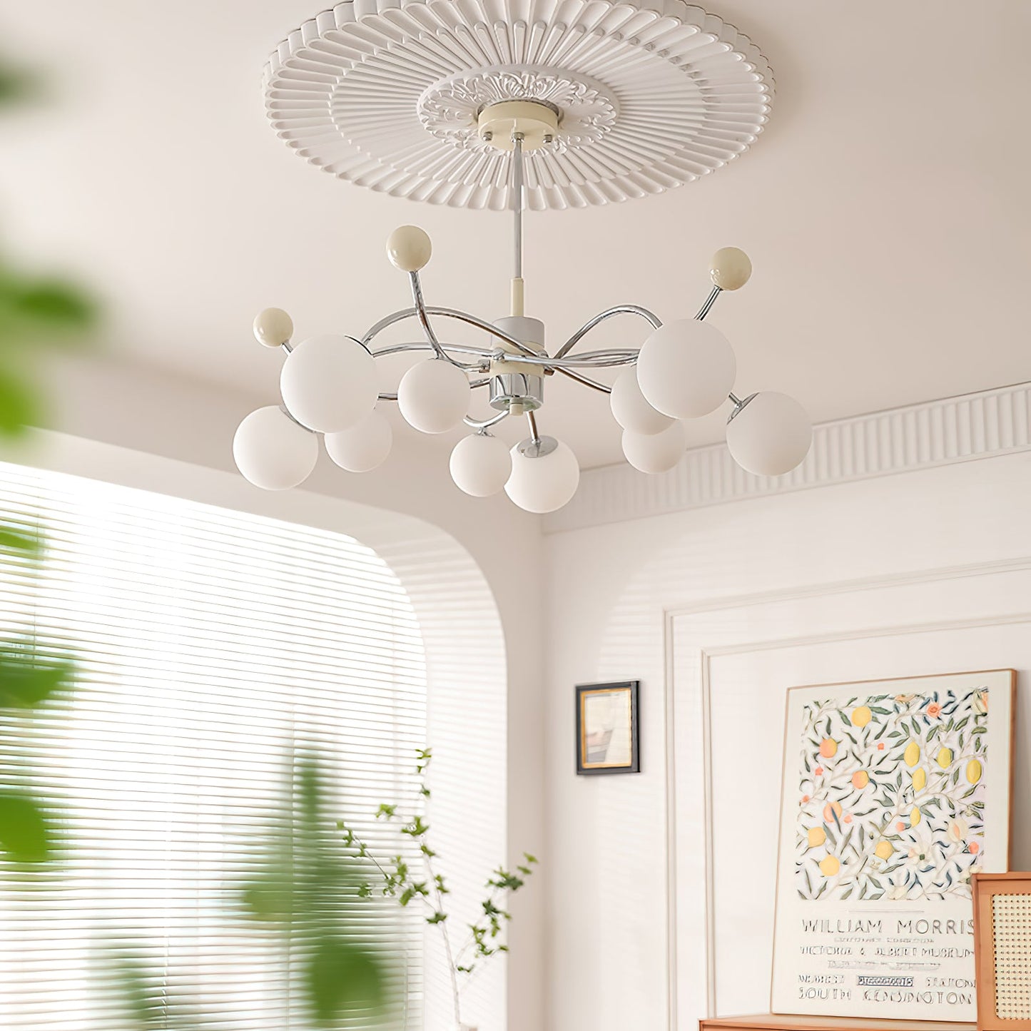 Juliette Chandelier, moderne schwebende mattierte Kugeln mit schlankem Metallrahmen