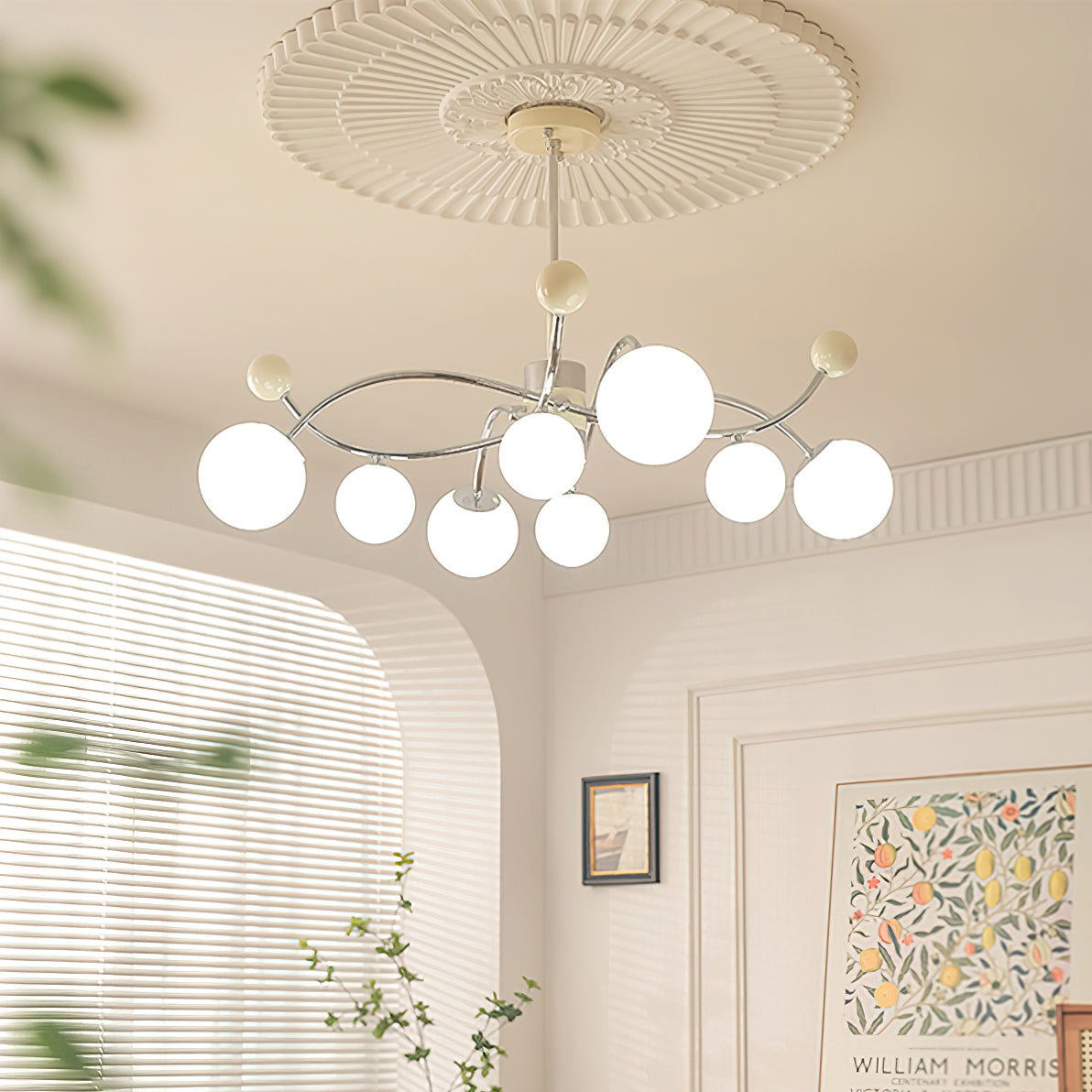 Juliette Chandelier, moderne schwebende mattierte Kugeln mit schlankem Metallrahmen