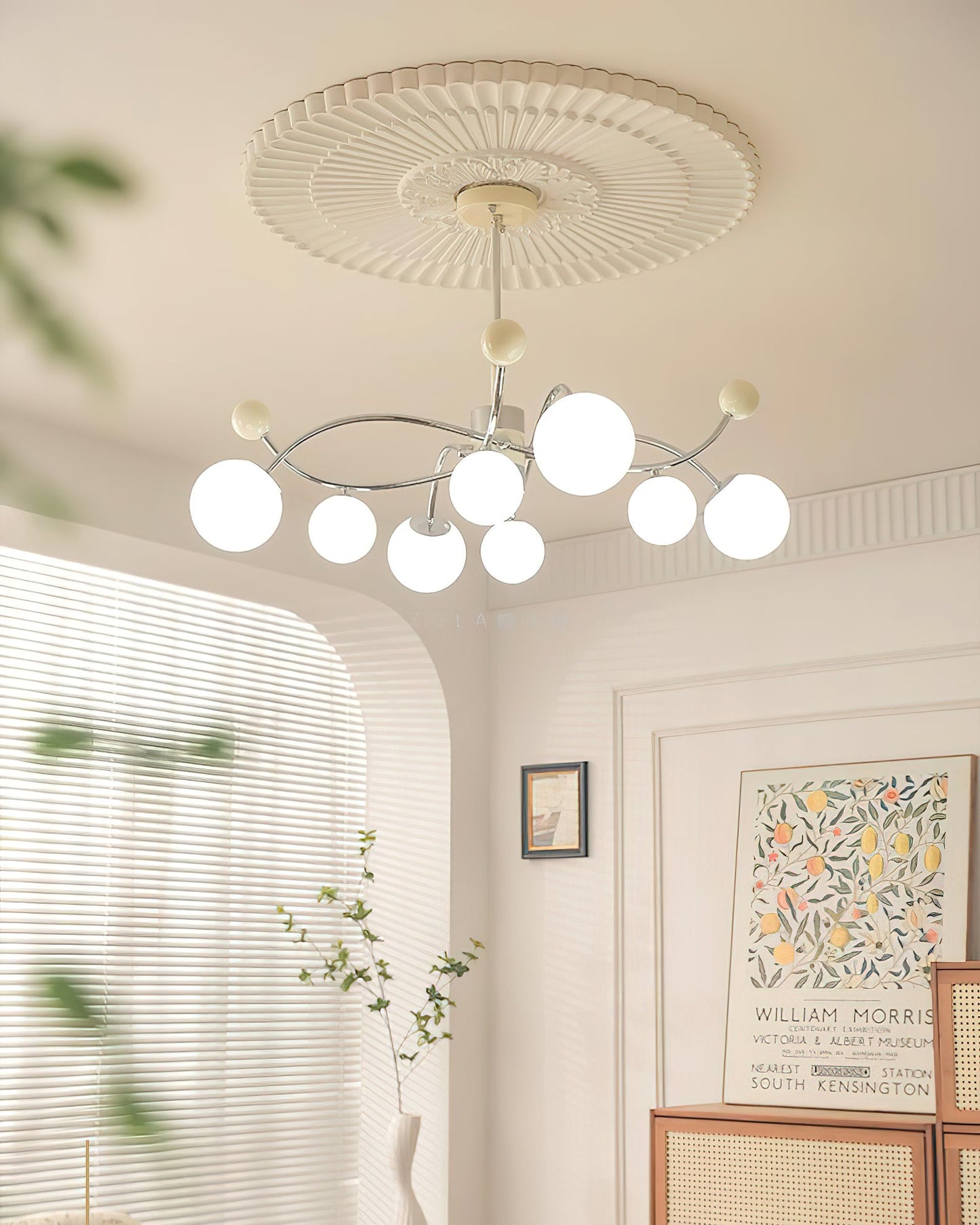 Juliette Chandelier, moderne schwebende mattierte Kugeln mit schlankem Metallrahmen