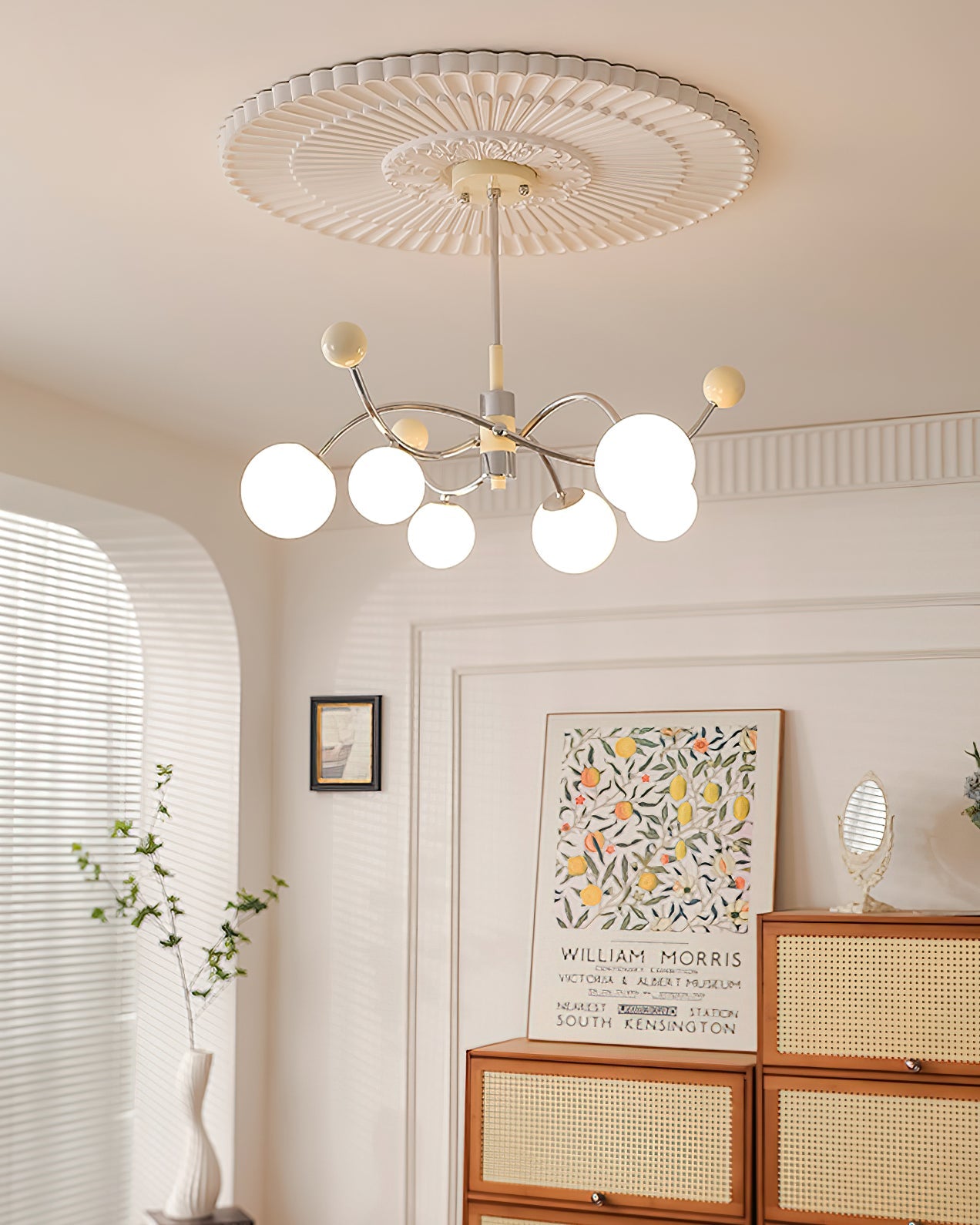 Juliette Chandelier, moderne schwebende mattierte Kugeln mit schlankem Metallrahmen