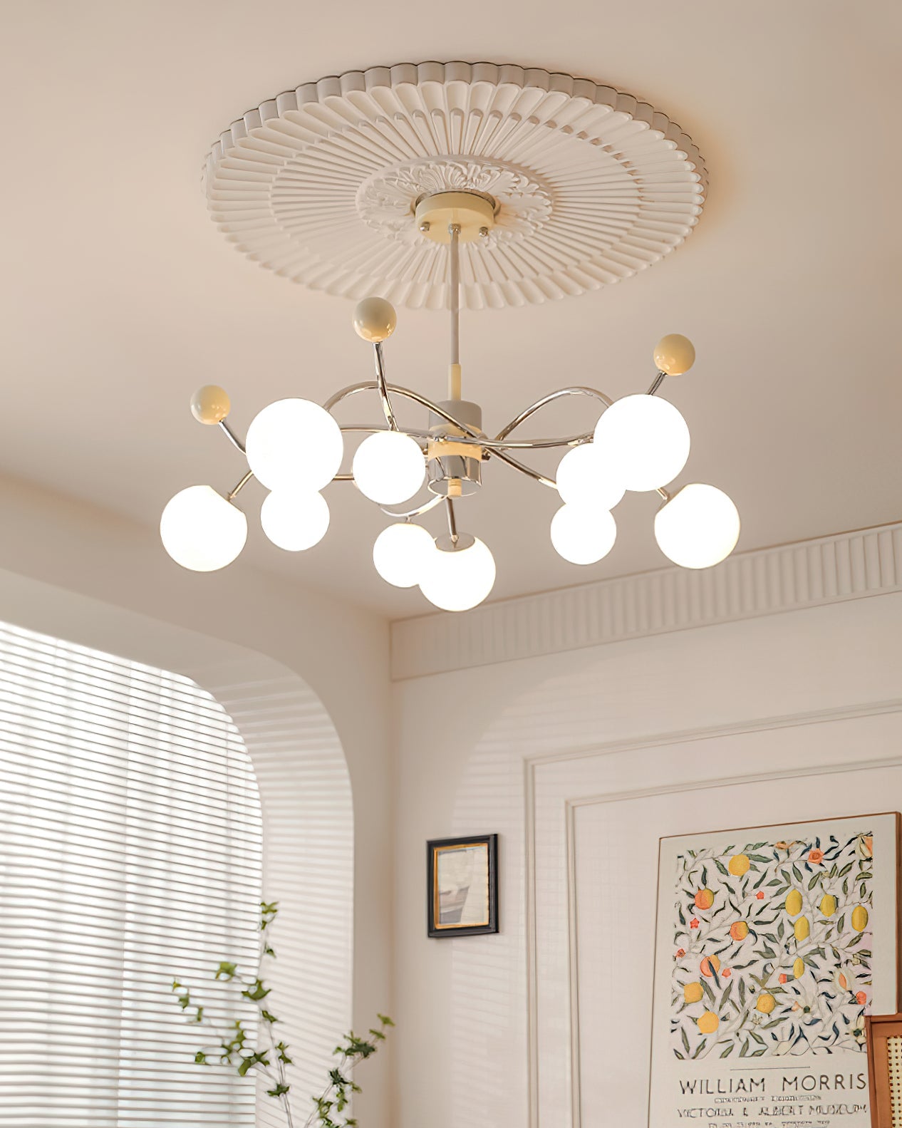 Juliette Chandelier, moderne schwebende mattierte Kugeln mit schlankem Metallrahmen