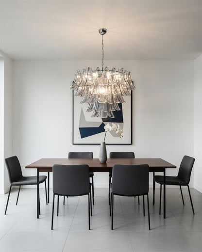 Giselle Petal-Kronleuchter, geschichtetes Glasblütendesign mit Metallrahmen
