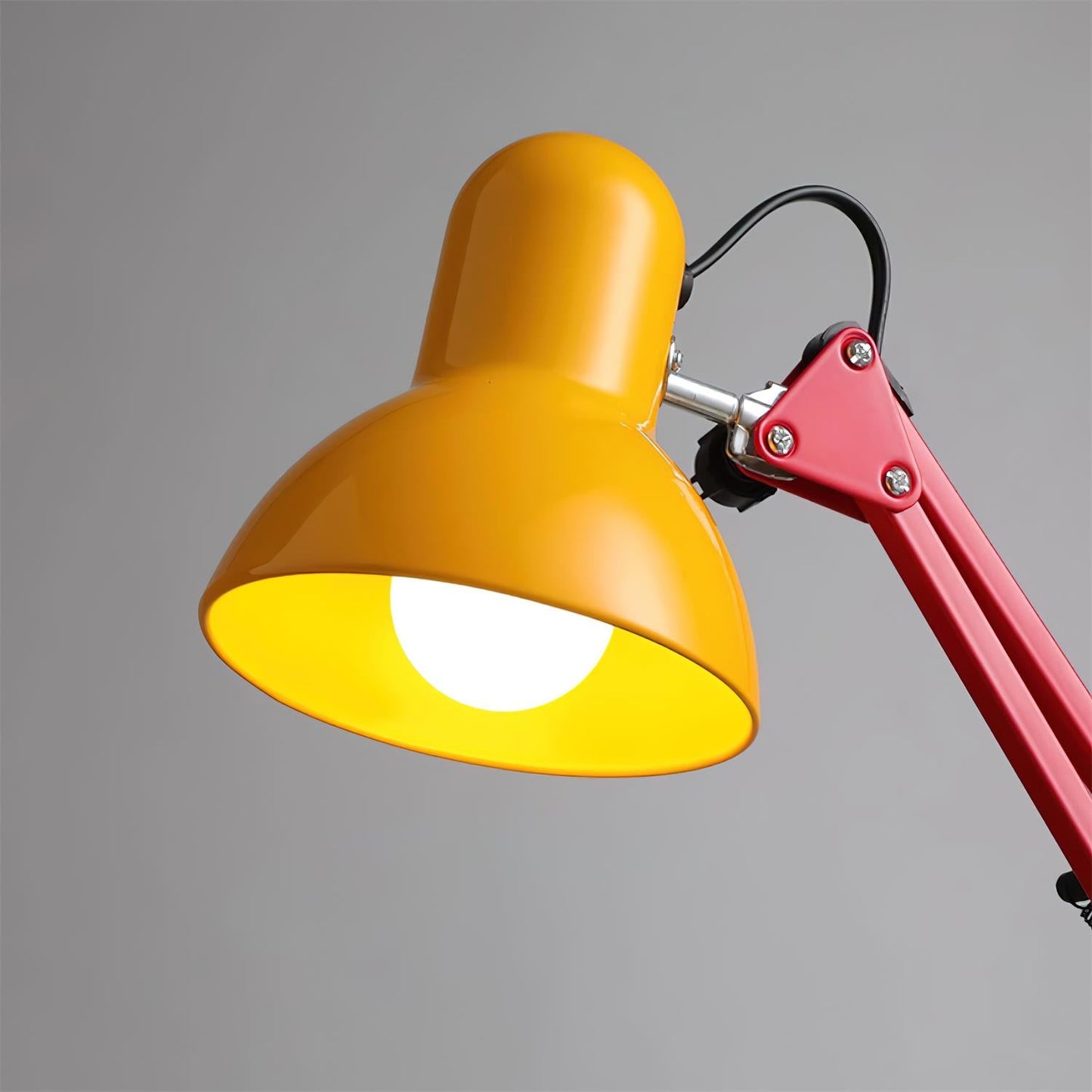 Solène Memphis Verstellbare Tischleuchte mit Color-Block-Design