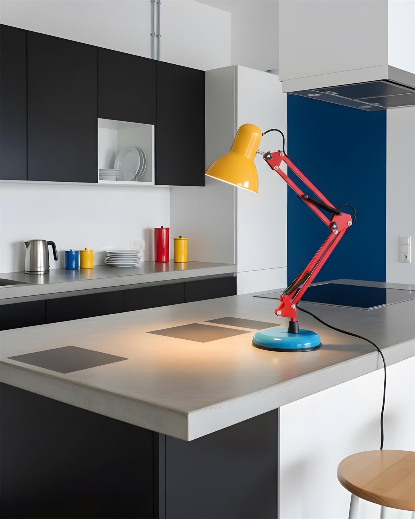 Solène Memphis Verstellbare Tischleuchte mit Color-Block-Design