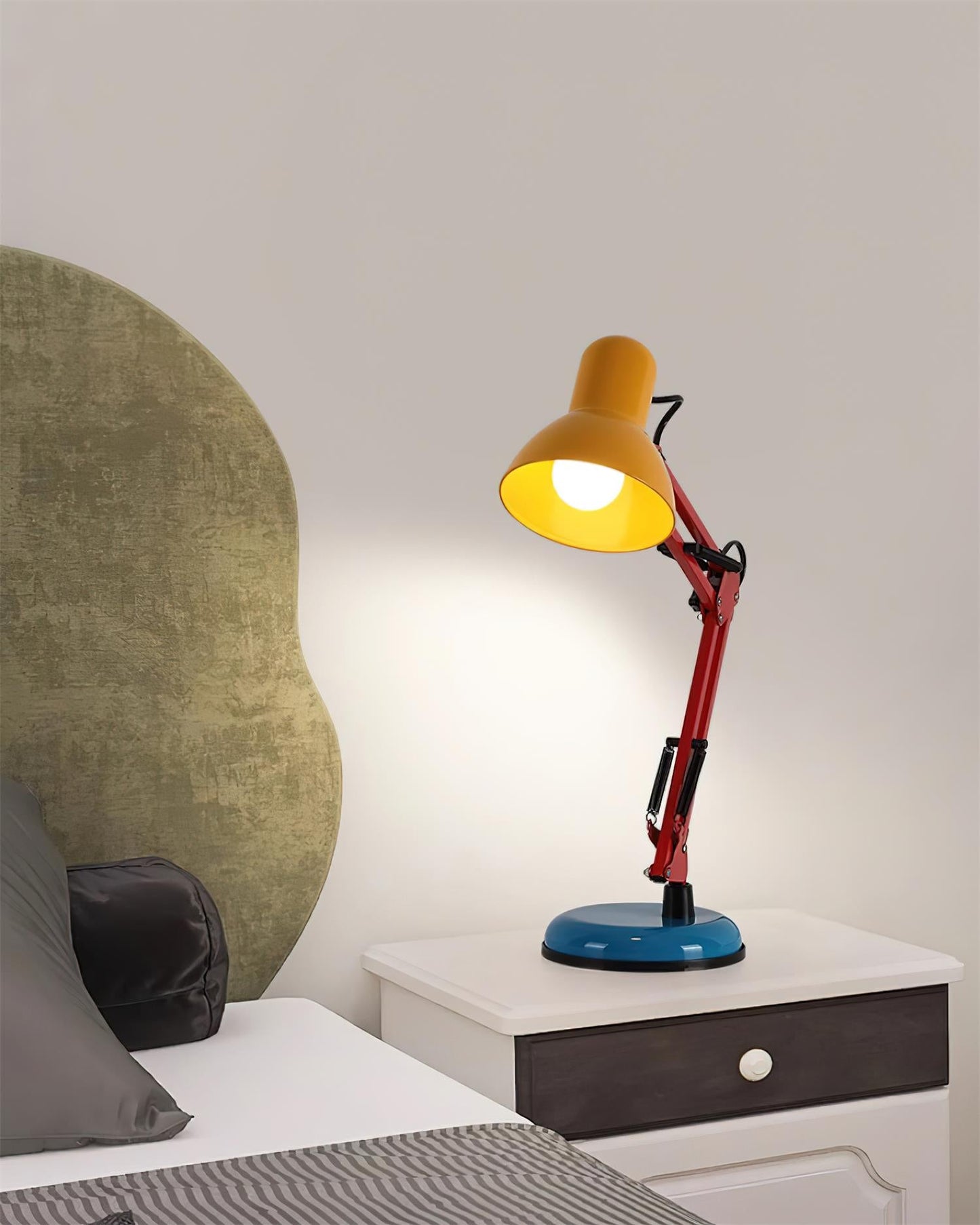Solène Memphis Verstellbare Tischleuchte mit Color-Block-Design