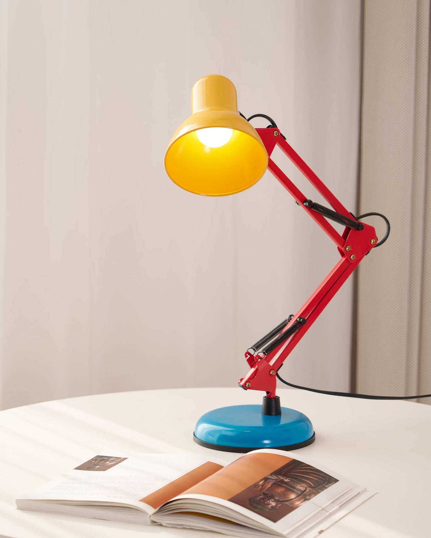 Solène Memphis Verstellbare Tischleuchte mit Color-Block-Design