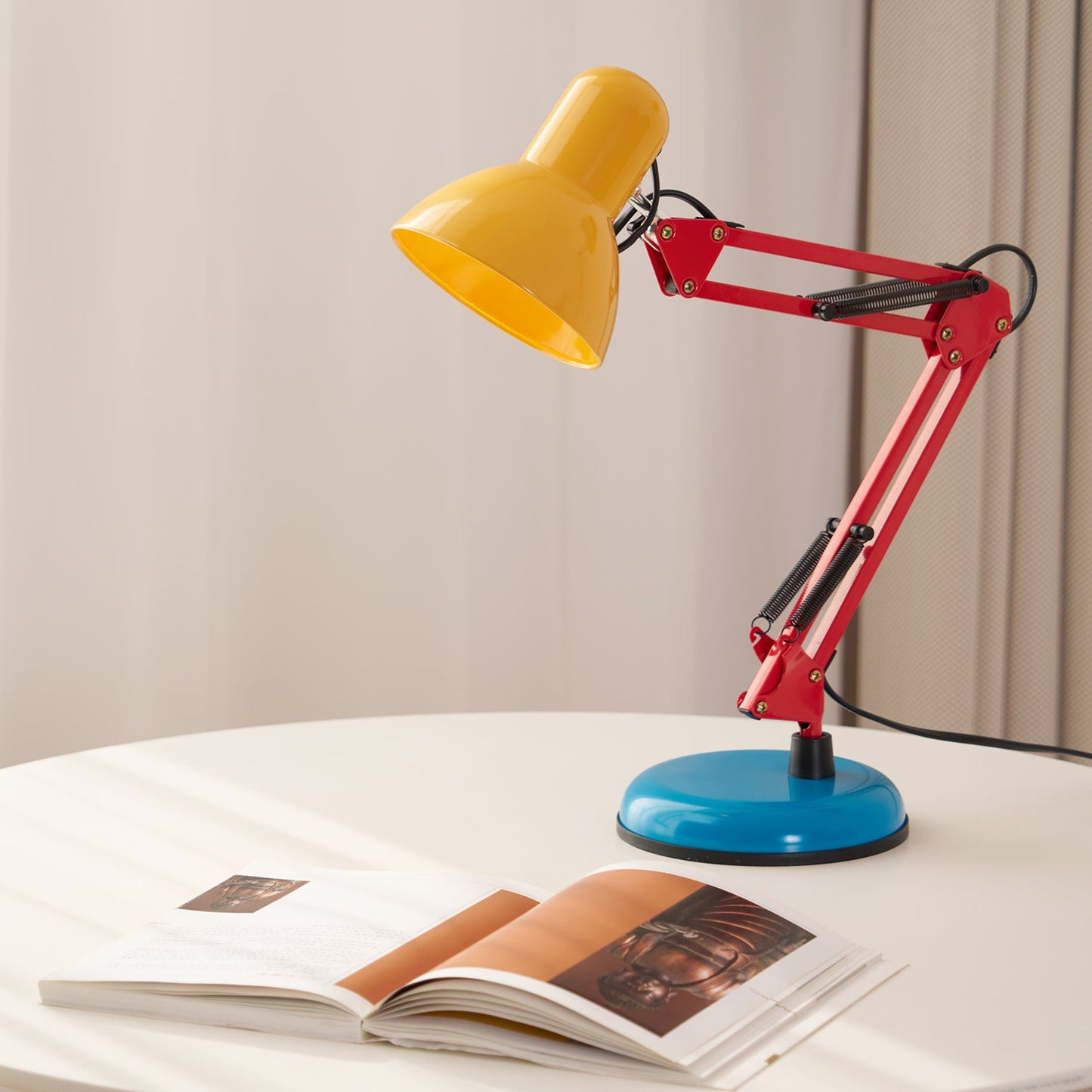 Solène Memphis Verstellbare Tischleuchte mit Color-Block-Design
