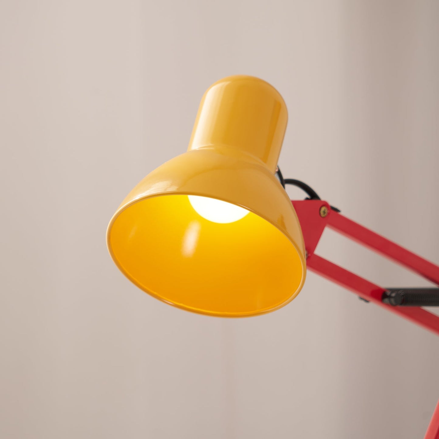 Solène Memphis Verstellbare Tischleuchte mit Color-Block-Design