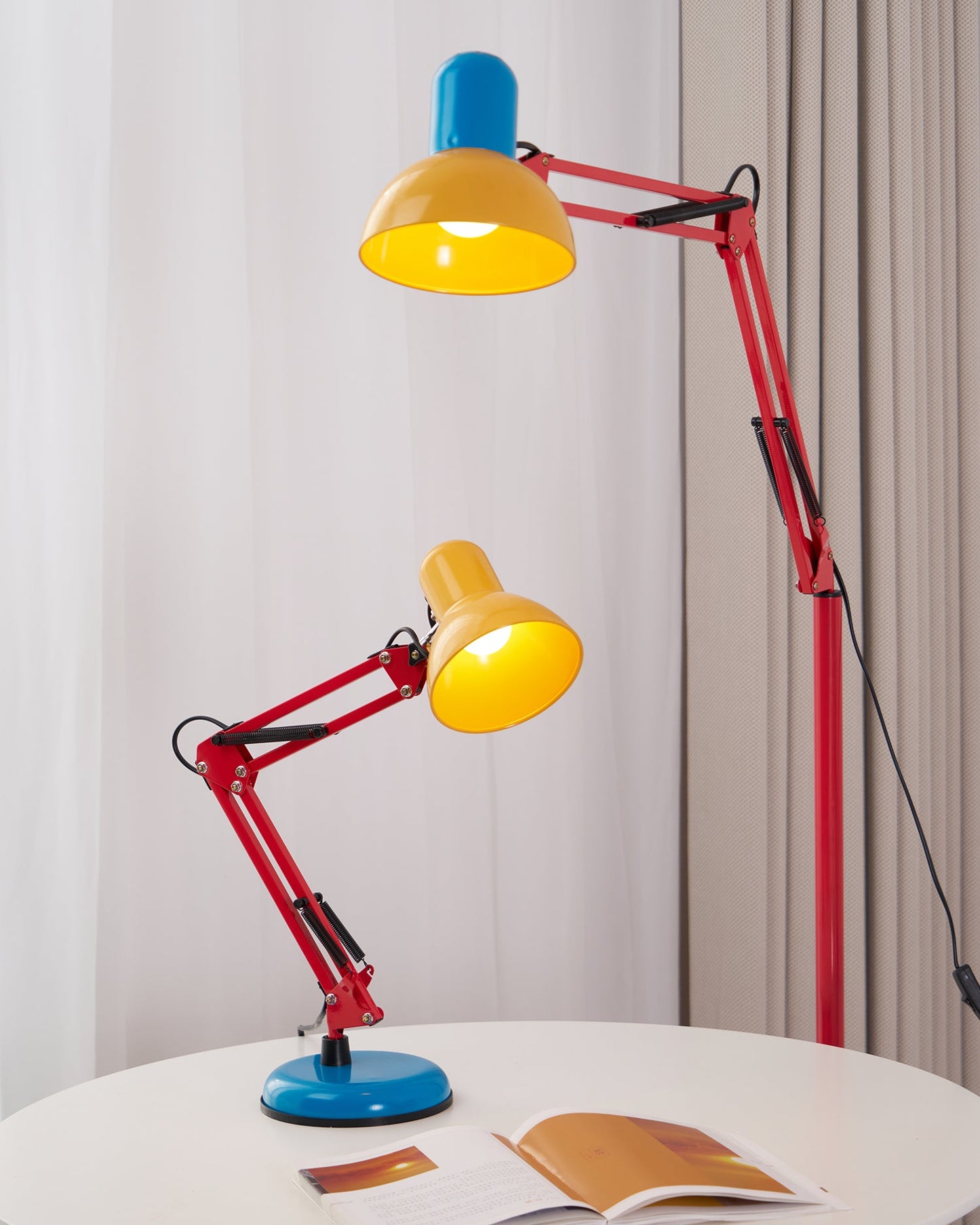 Solène Memphis Verstellbare Tischleuchte mit Color-Block-Design