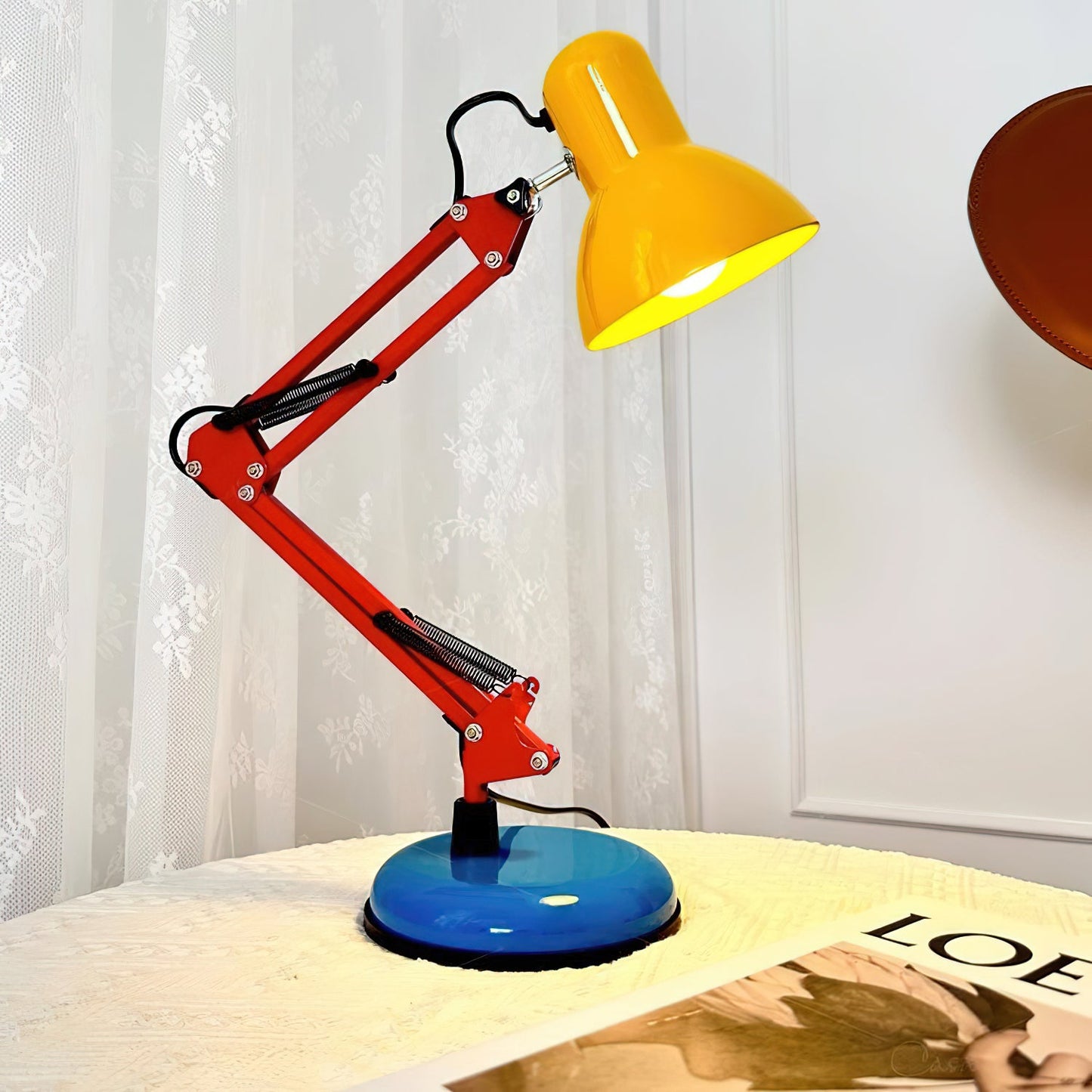 Solène Memphis Verstellbare Tischleuchte mit Color-Block-Design