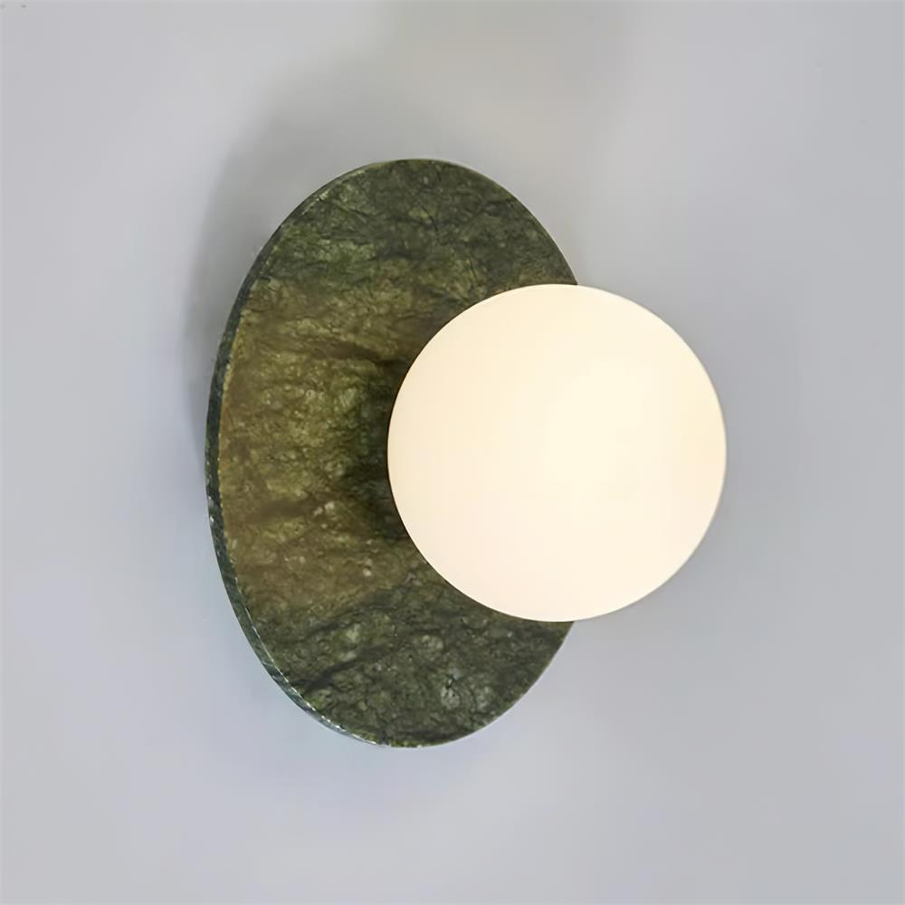 Aurélie Wandleuchte Marmorkugel mit grüner Steinplatte