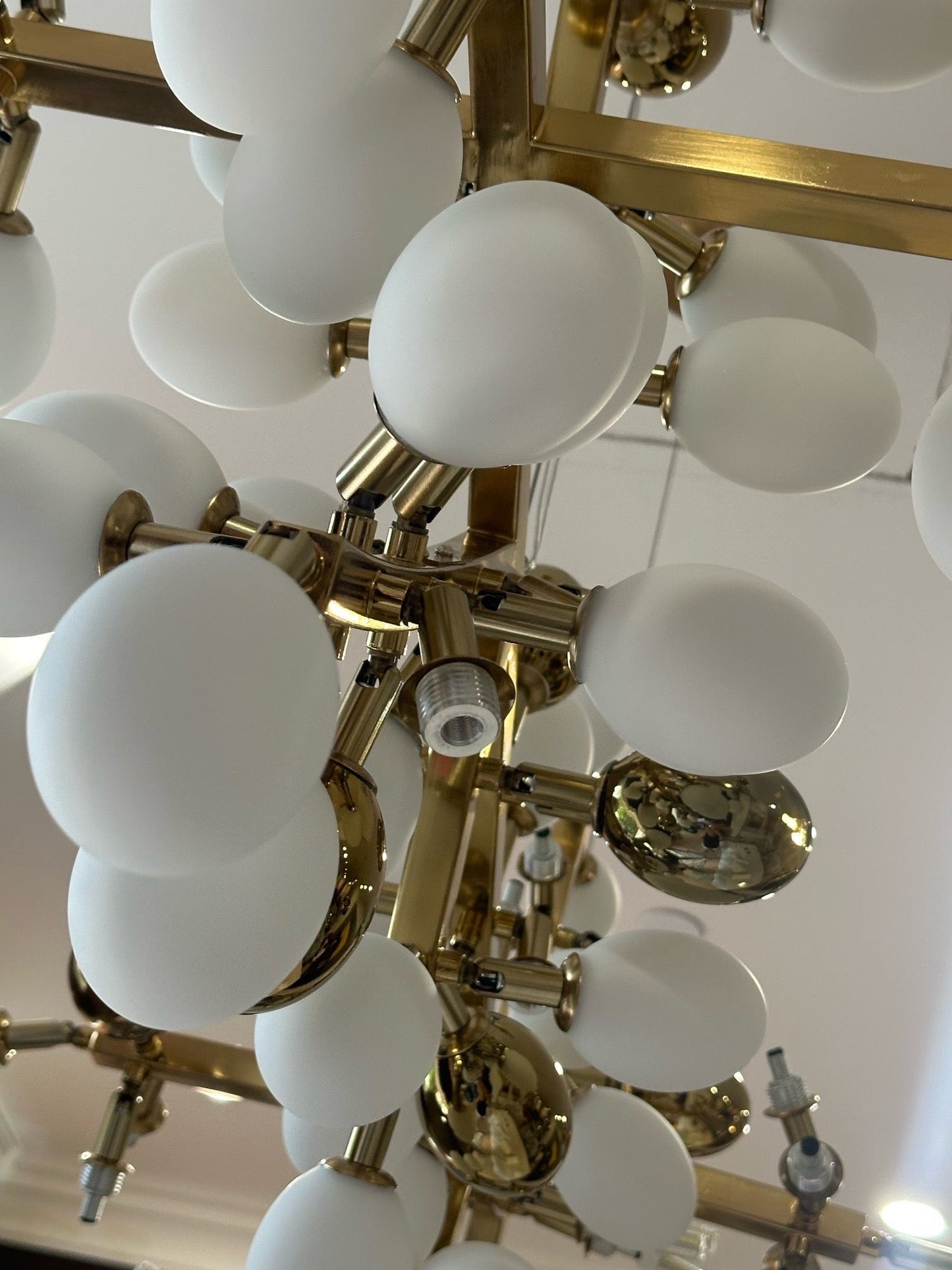 Chloé Kronleuchter mit goldenem Weinreben-Design