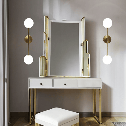 Émilie Wandleuchte aus Milchglas mit modernem elegantem Design