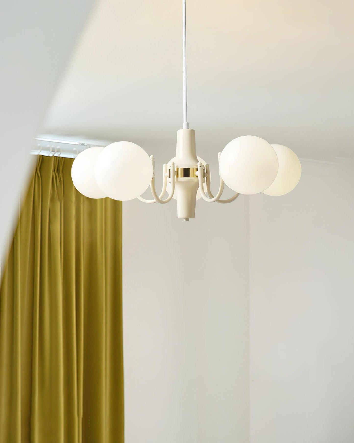 Elodie Glas-Kronleuchter, elegantes cremefarbenes und weißes Kugeldesign