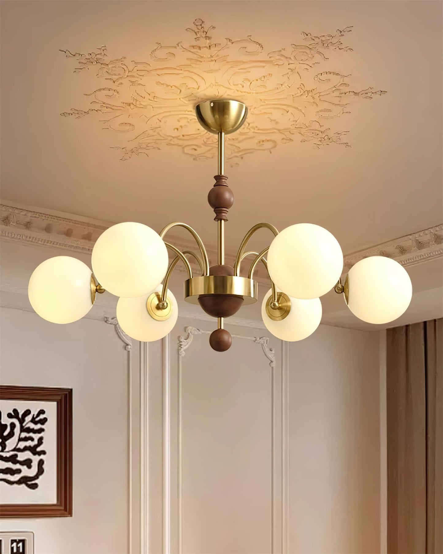 Margaux Chandelier, Opalglasschirme mit Holz- und Metallrahmen