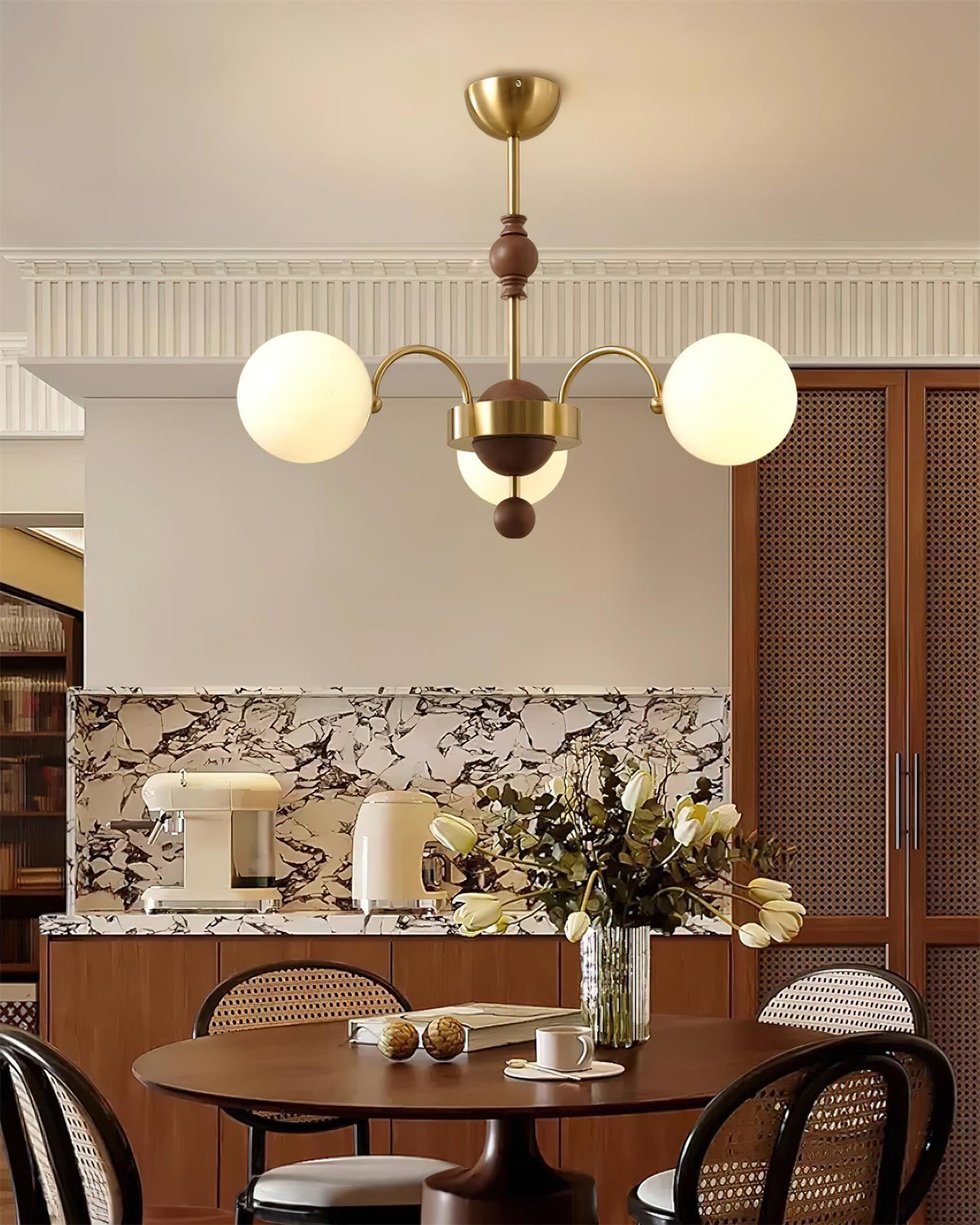 Margaux Chandelier, Opalglasschirme mit Holz- und Metallrahmen
