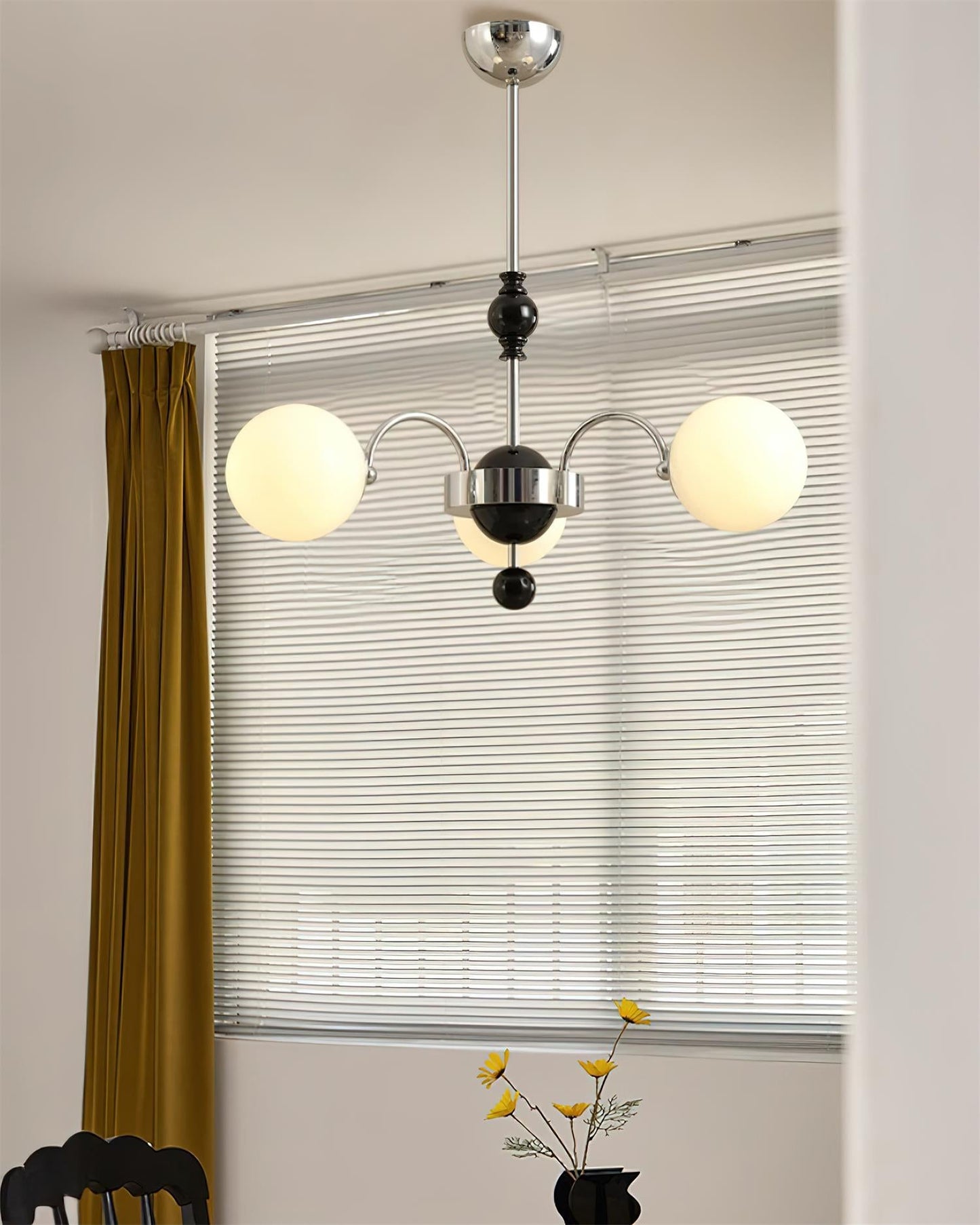 Margaux Chandelier, Opalglasschirme mit Holz- und Metallrahmen