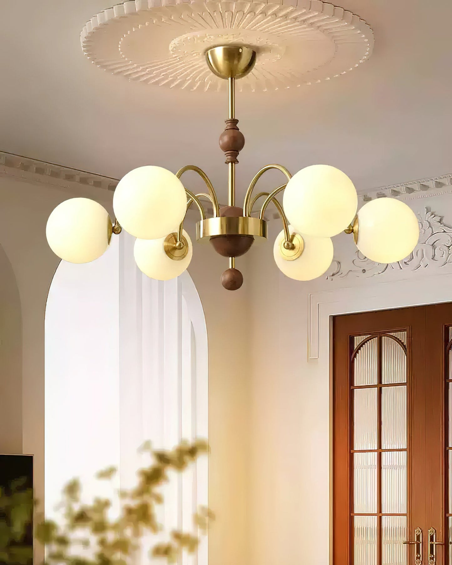Margaux Chandelier, Opalglasschirme mit Holz- und Metallrahmen