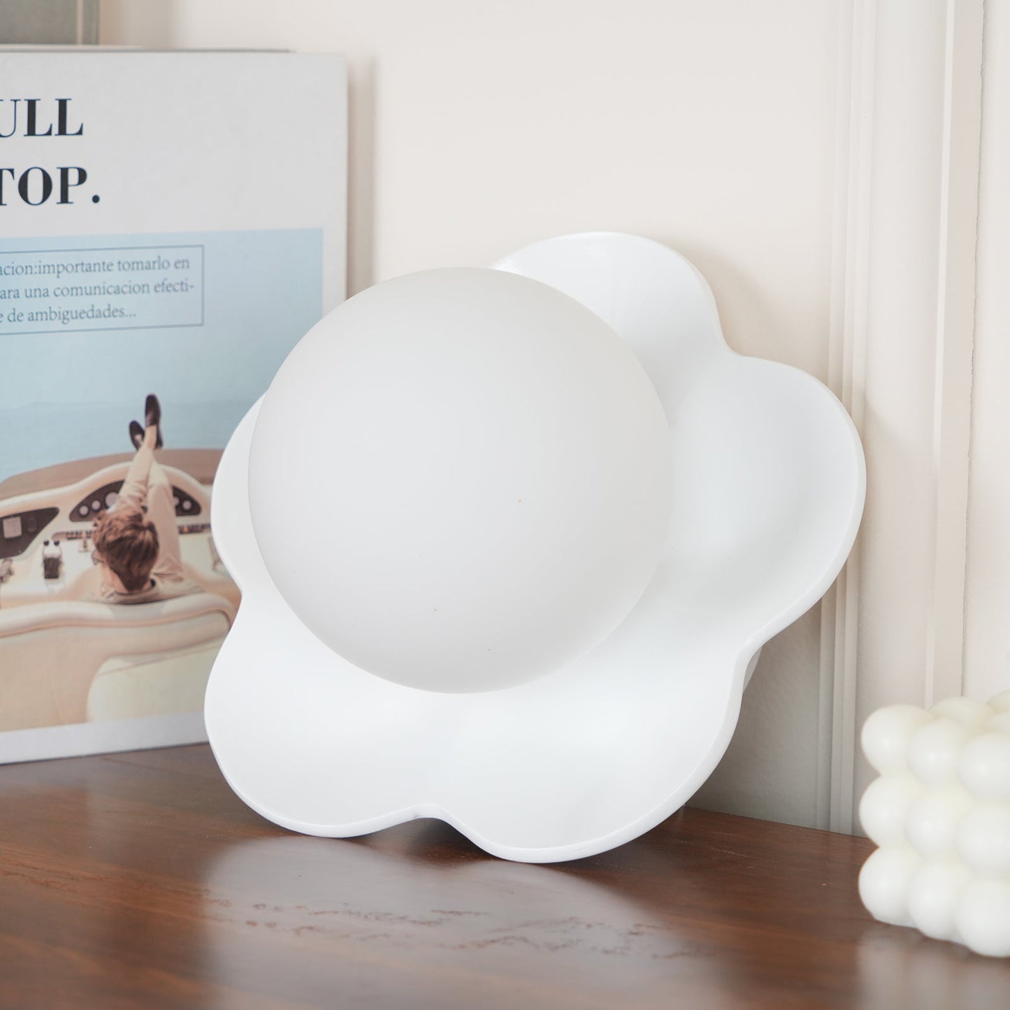 Camille La Fleur Wandleuchte mit Harzblütenschirm