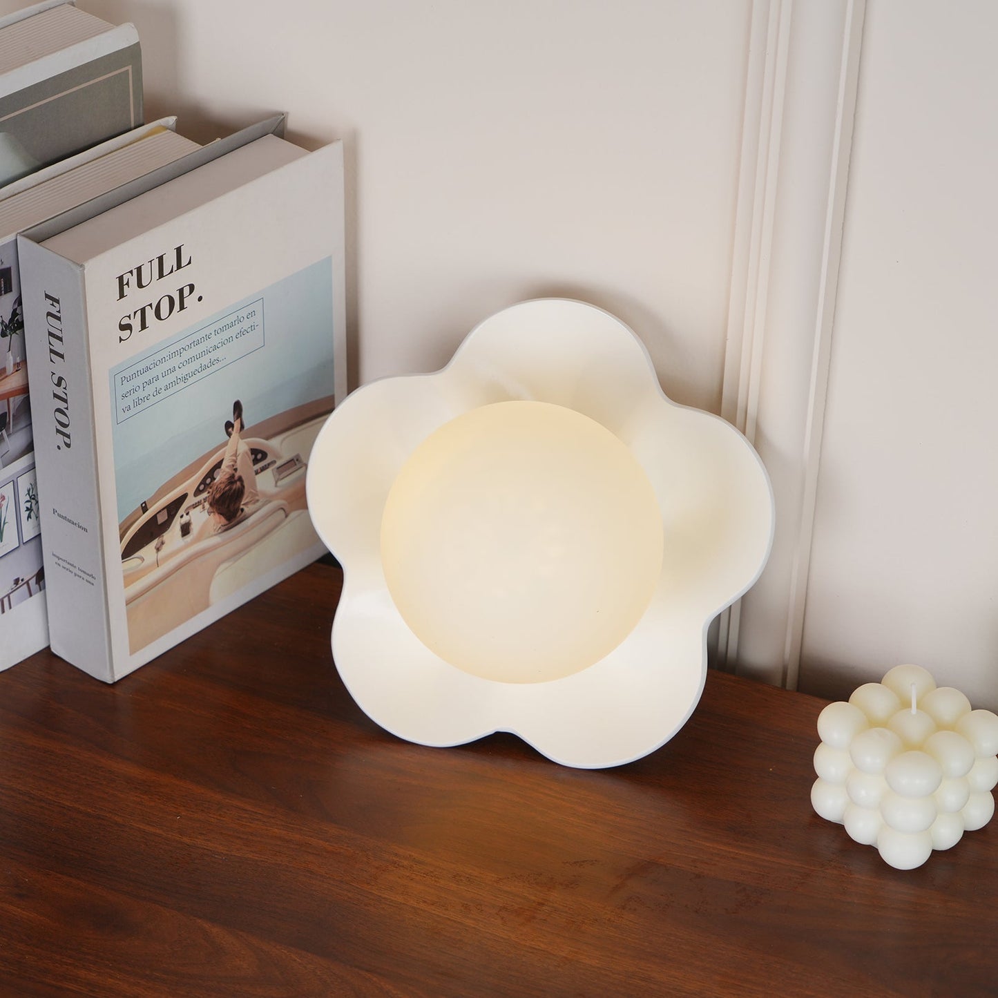 Camille La Fleur Wandleuchte mit Harzblütenschirm
