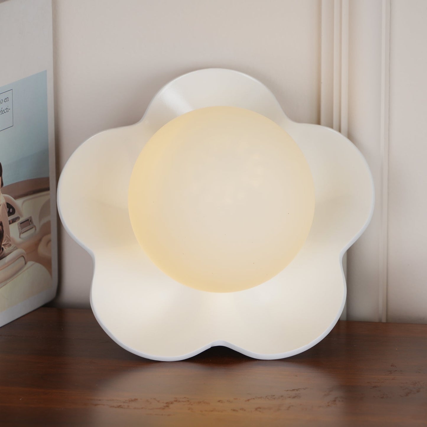 Camille La Fleur Wandleuchte mit Harzblütenschirm