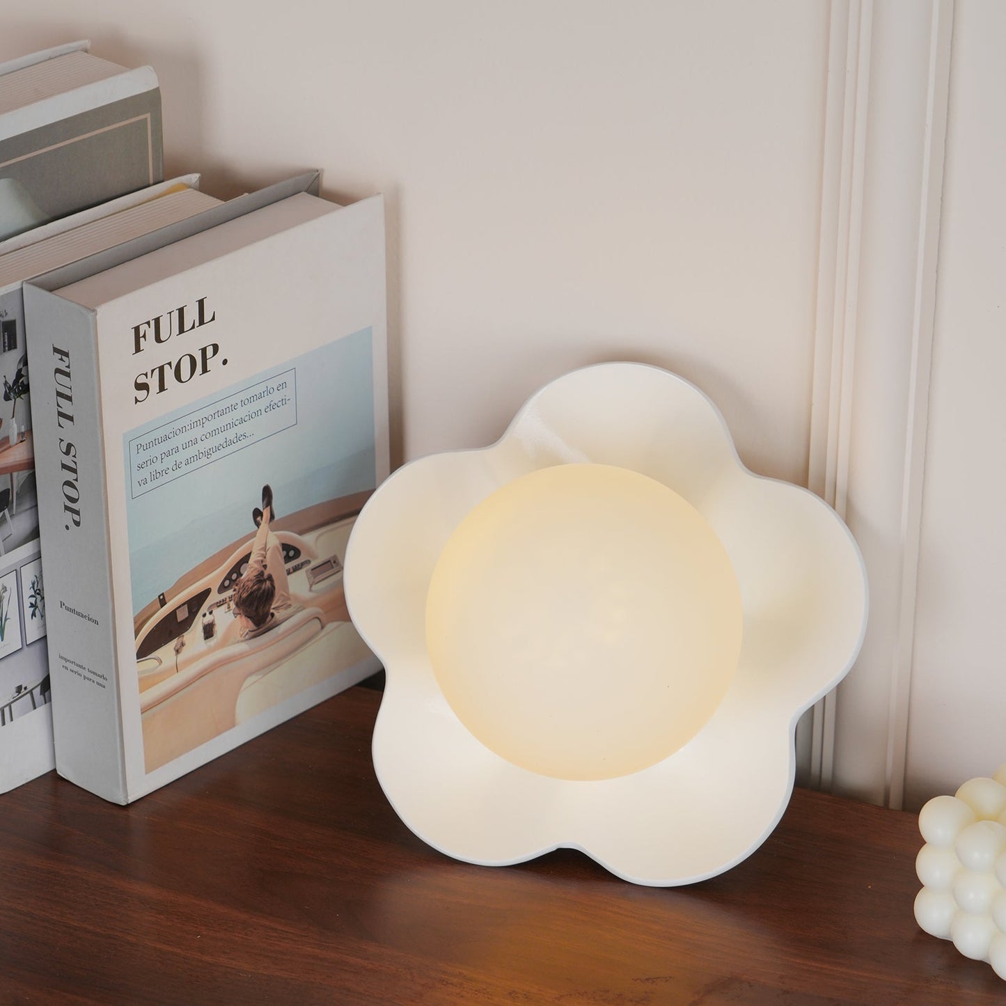 Camille La Fleur Wandleuchte mit Harzblütenschirm