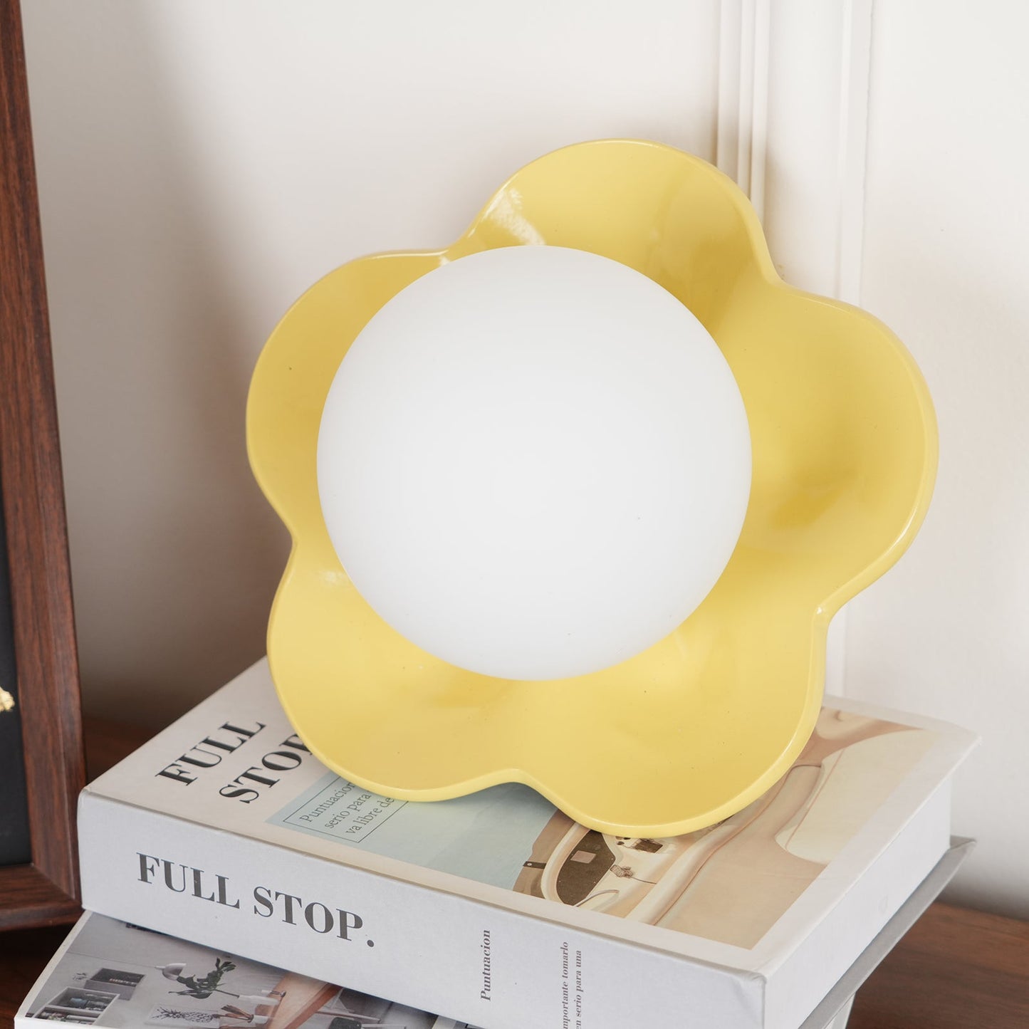 Camille La Fleur Wandleuchte mit Harzblütenschirm