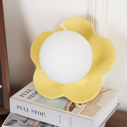 Camille La Fleur Wandleuchte mit Harzblütenschirm