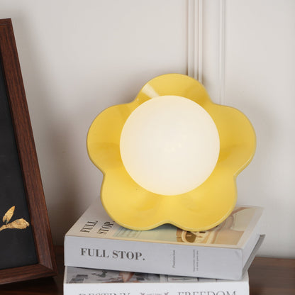 Camille La Fleur Wandleuchte mit Harzblütenschirm