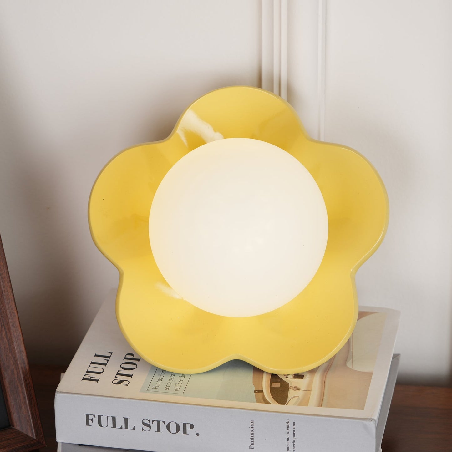 Camille La Fleur Wandleuchte mit Harzblütenschirm