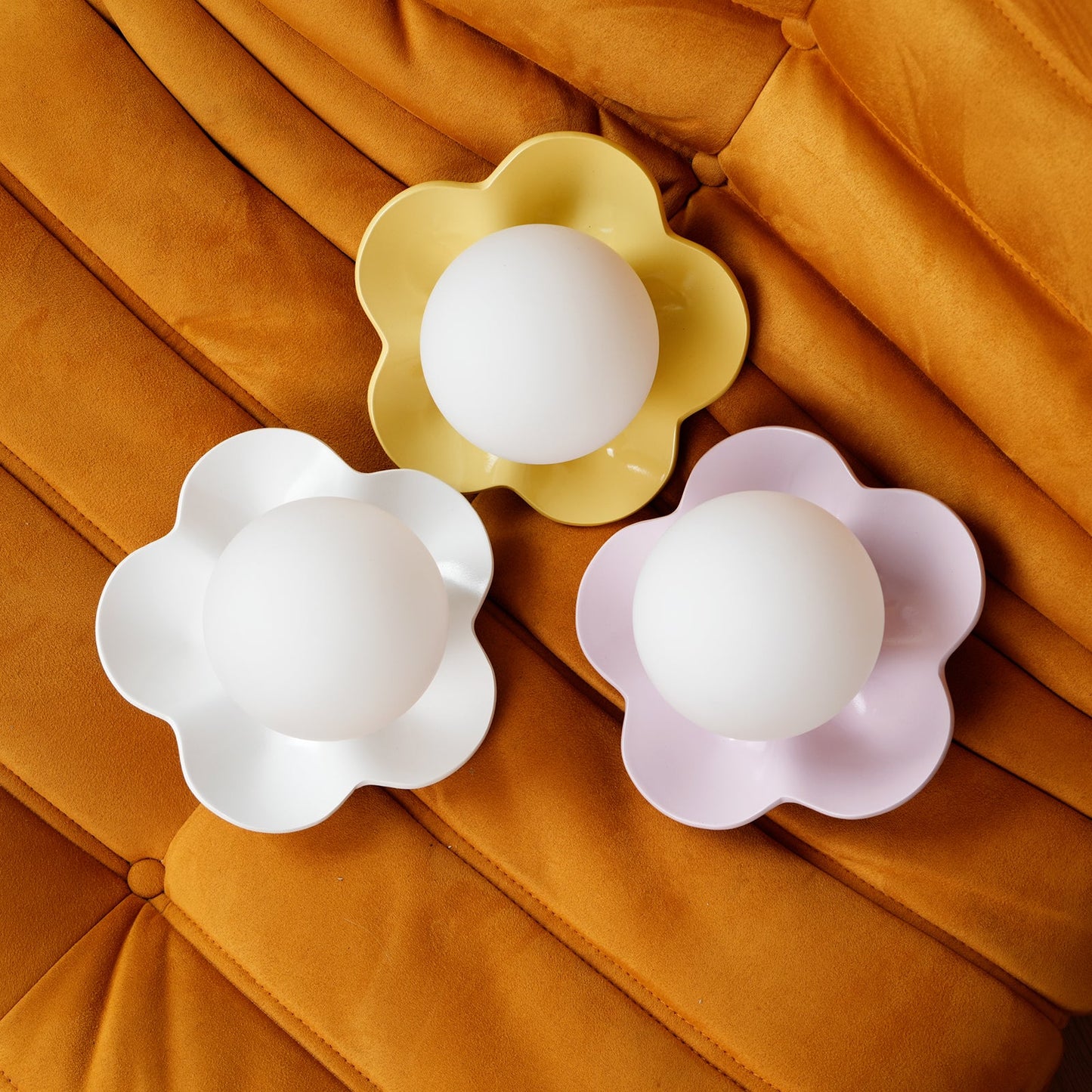 Camille La Fleur Wandleuchte mit Harzblütenschirm