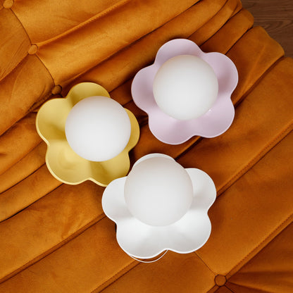 Camille La Fleur Wandleuchte mit Harzblütenschirm