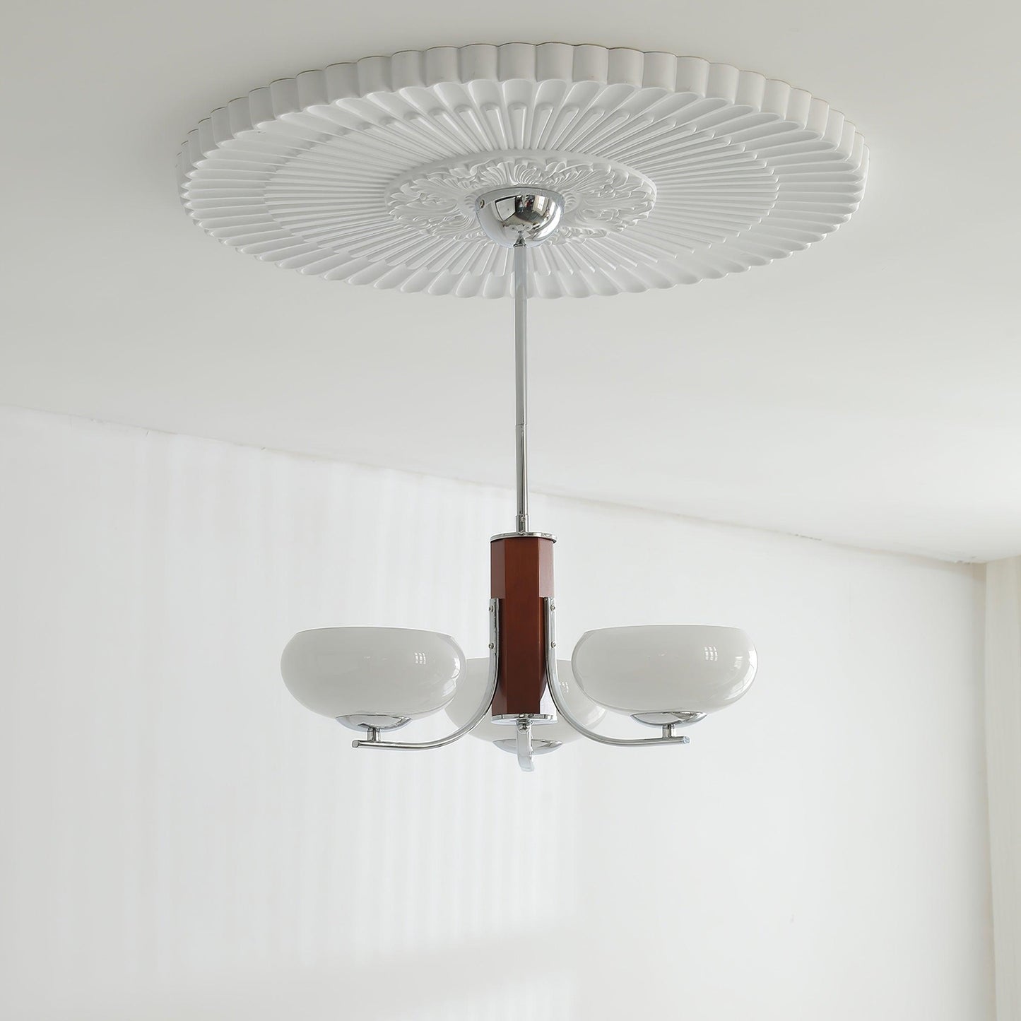 Juliette Klassischer Kronleuchter, Glasschirme mit Eichen- und Metallrahmen