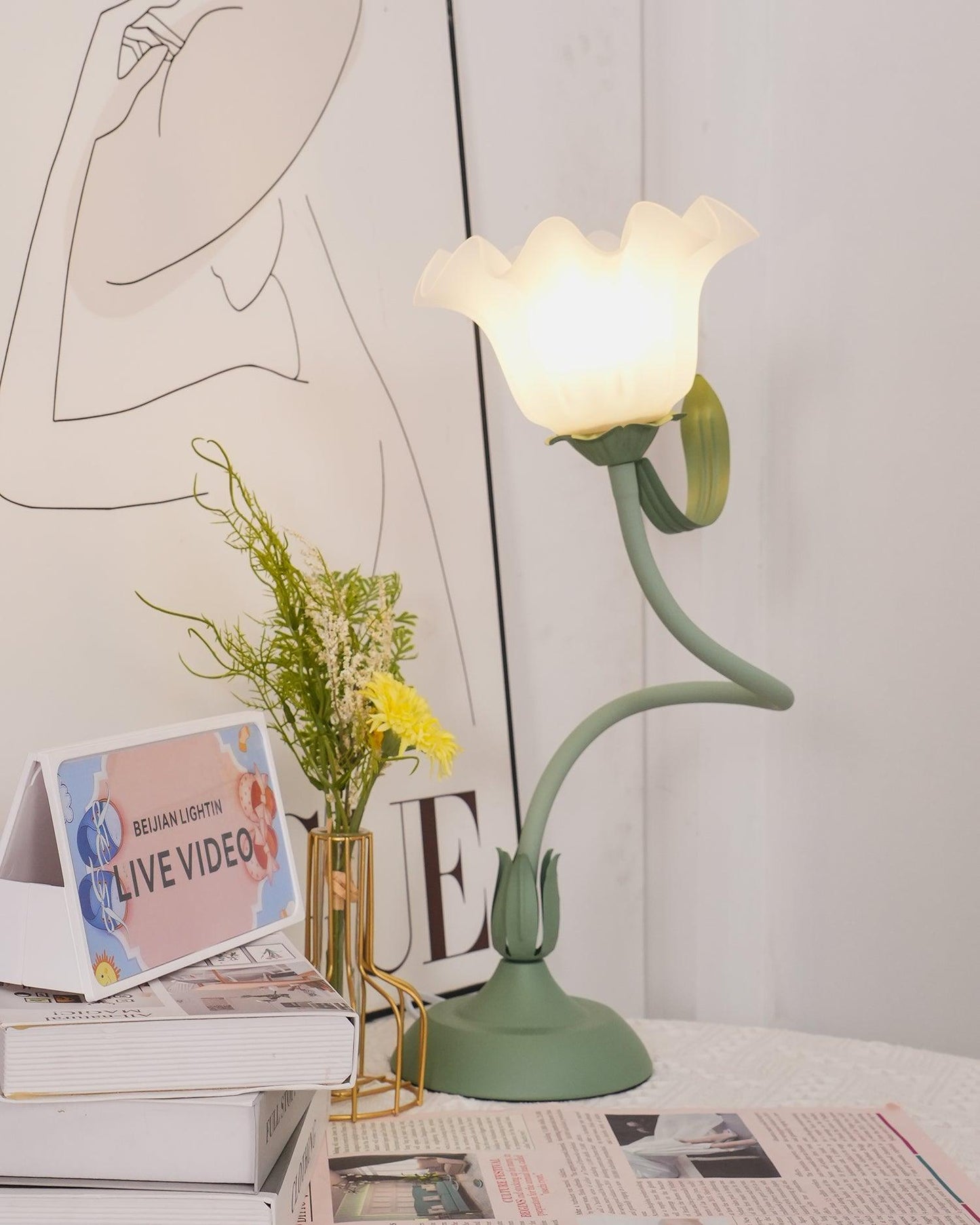 Isabelle Lily Flower Tischlampe mit elegantem Blumendesign