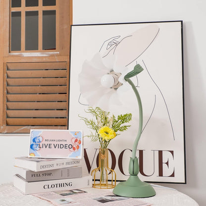 Isabelle Lily Flower Tischlampe mit elegantem Blumendesign