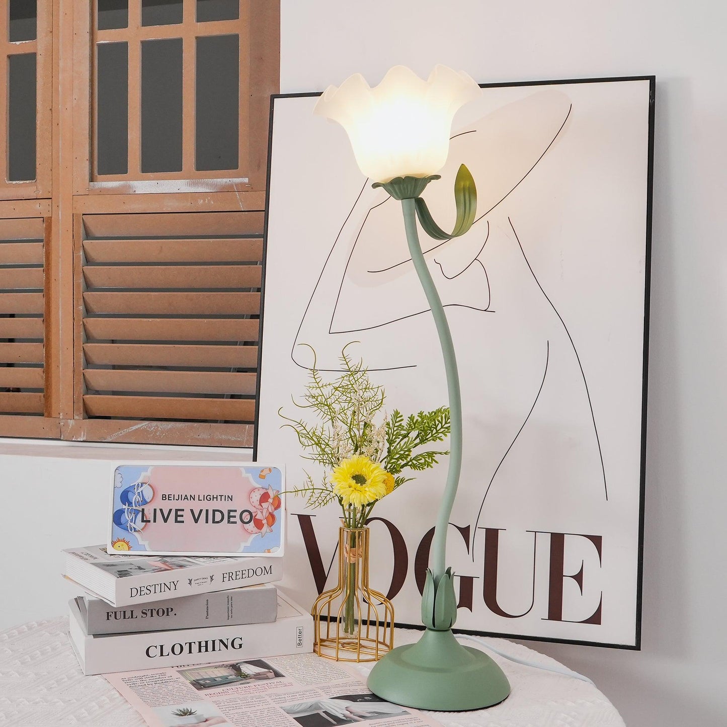 Isabelle Lily Flower Tischlampe mit elegantem Blumendesign