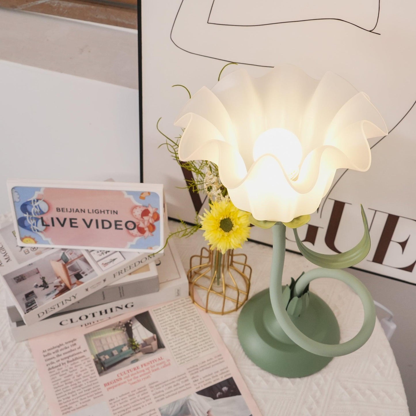 Isabelle Lily Flower Tischlampe mit elegantem Blumendesign