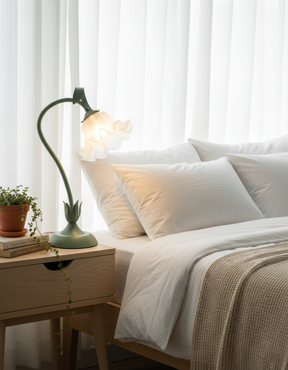 Isabelle Lily Flower Tischlampe mit elegantem Blumendesign