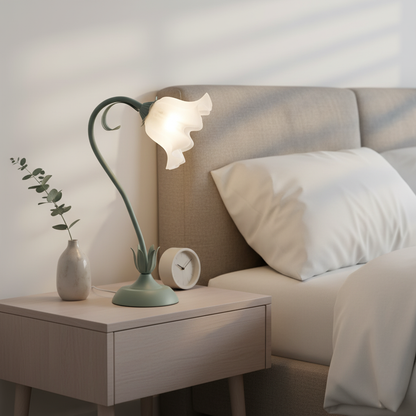 Isabelle Lily Flower Tischlampe mit elegantem Blumendesign