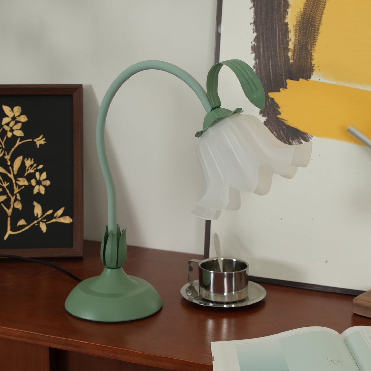 Isabelle Lily Flower Tischlampe mit elegantem Blumendesign