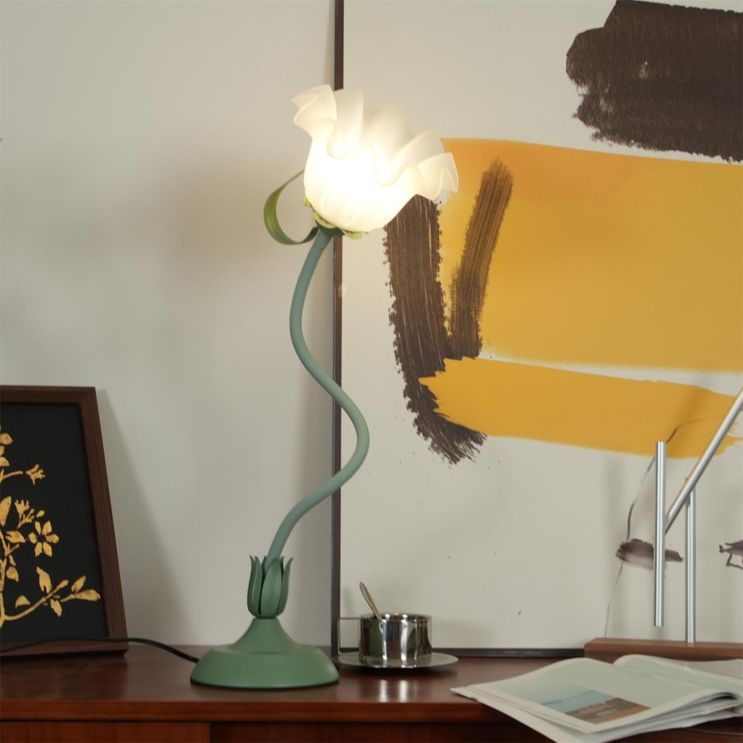 Isabelle Lily Flower Tischlampe mit elegantem Blumendesign