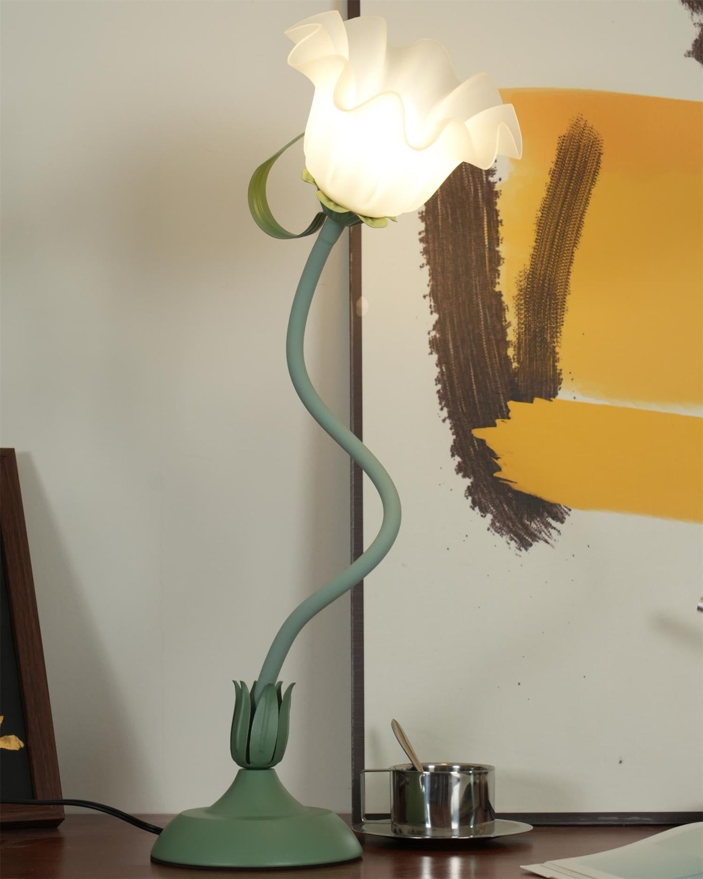 Isabelle Lily Flower Tischlampe mit elegantem Blumendesign