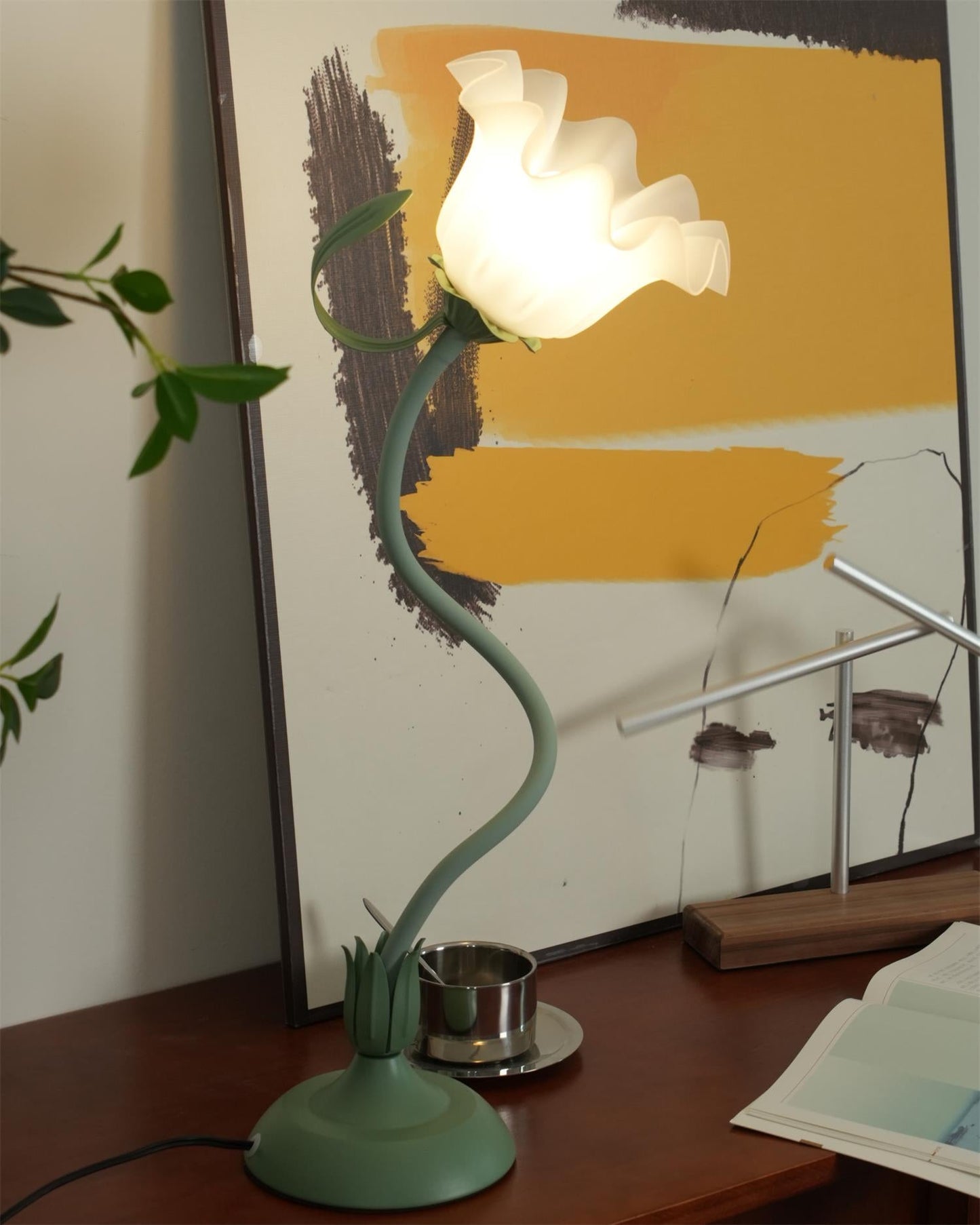 Isabelle Lily Flower Tischlampe mit elegantem Blumendesign